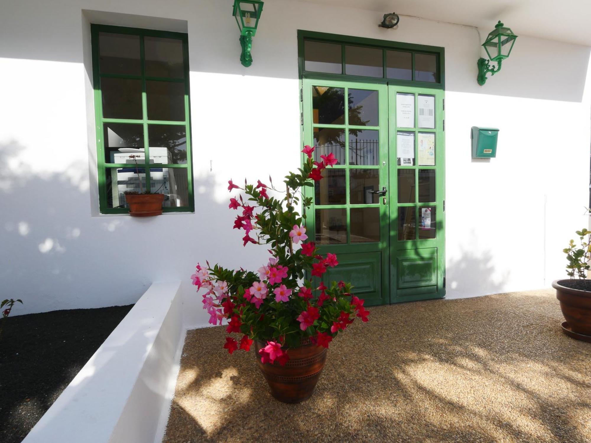 Apartamentos Tropicana Puerto del Carmen  Exterior photo
